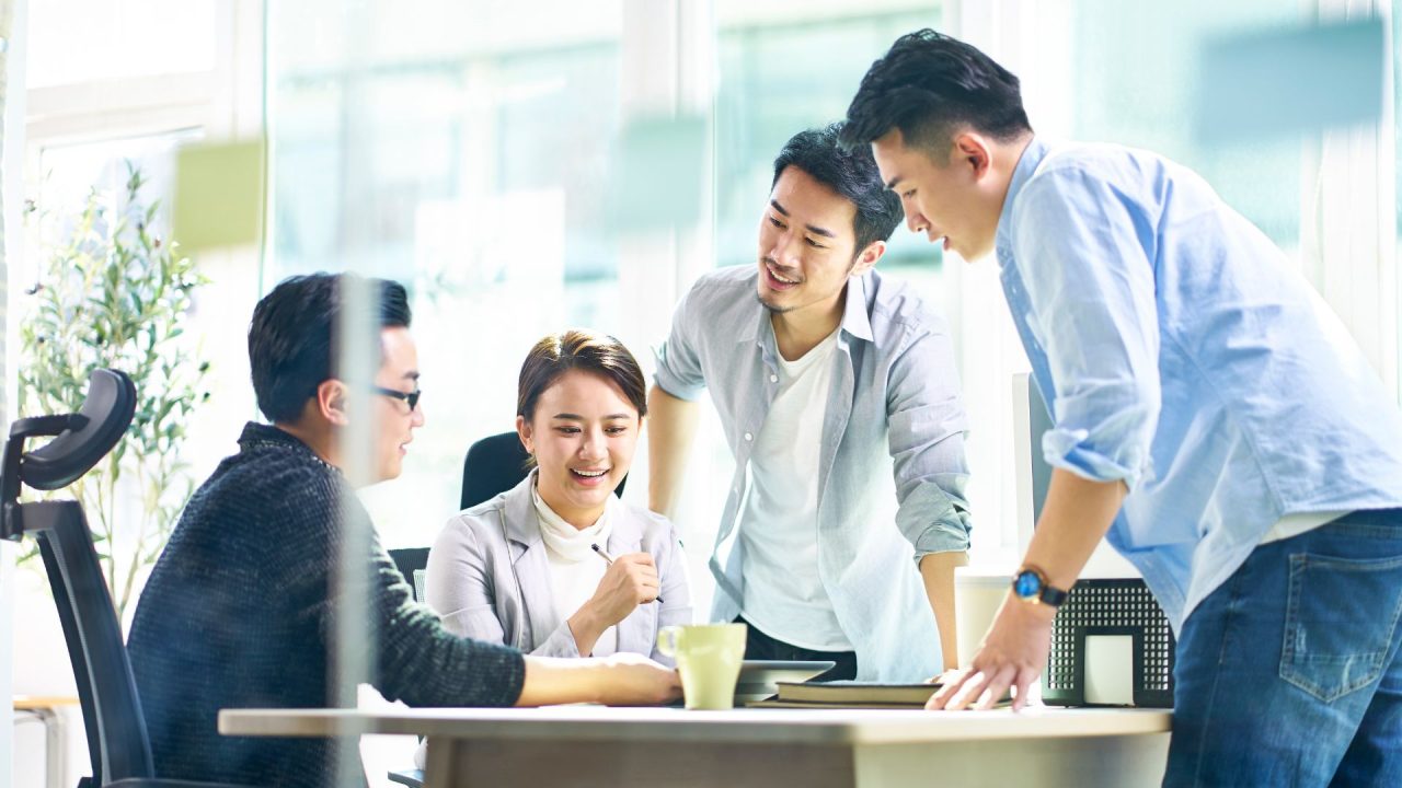 Read more about the article 誰是接班人？企業拔擢掌舵手，業務、行銷、生產背景最容易出線｜104玩數據