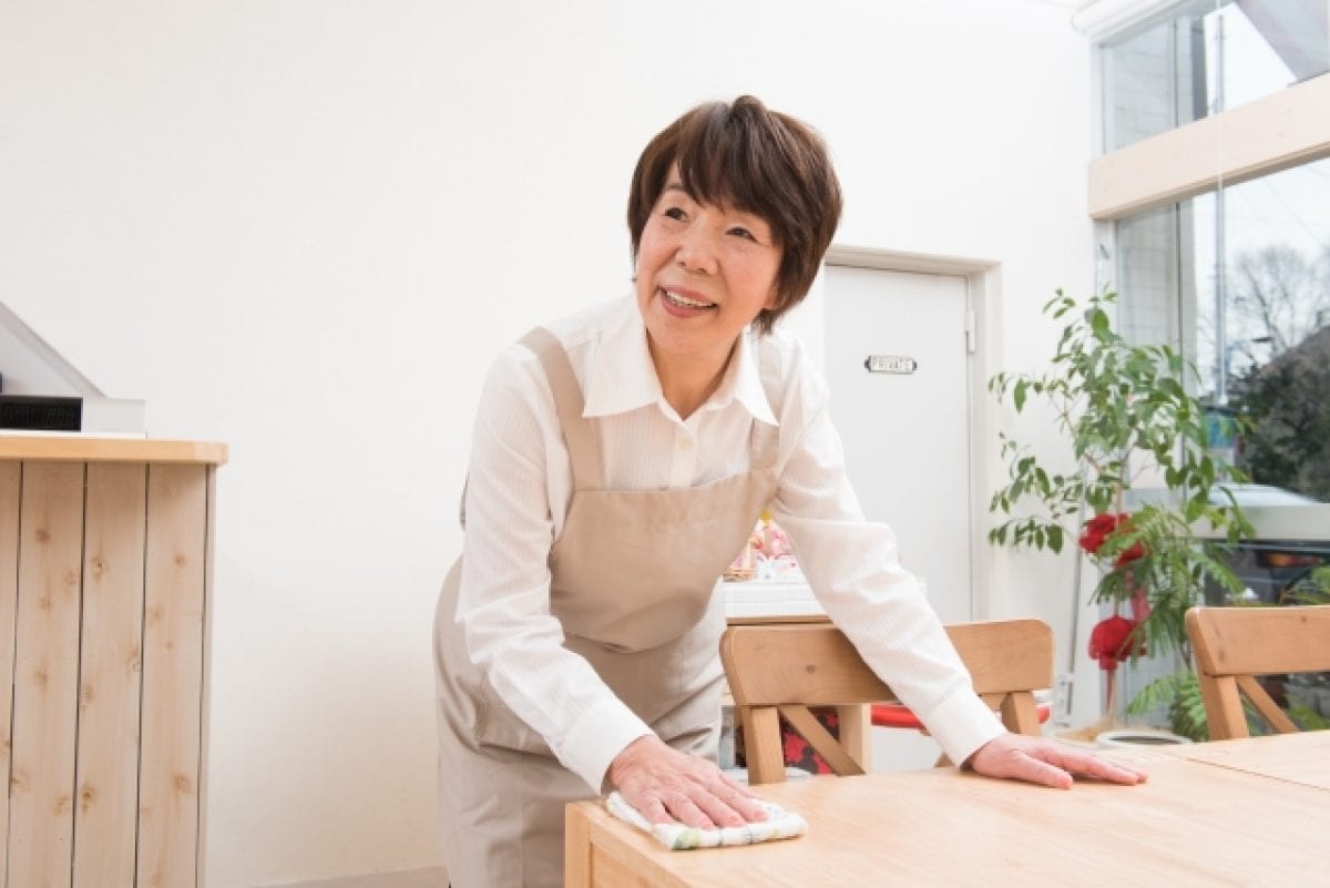 Read more about the article 「高年級」服務生報到！企業主搶著用，他們比你想像更有料｜中高齡就業