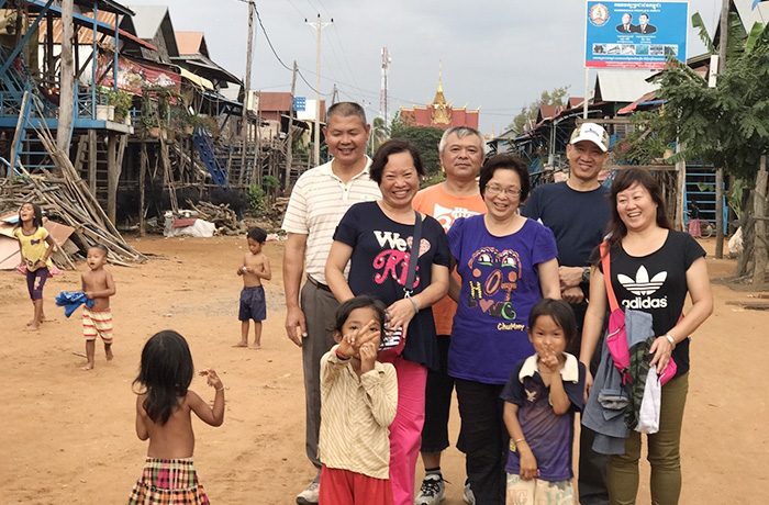 老師到柬埔寨旅遊，與當地孩童合照。