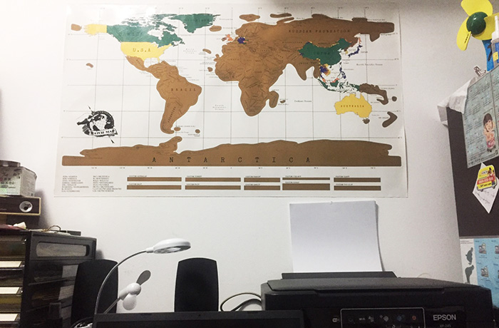 Robert老師書桌前的刮刮樂地圖，希望有天能走遍全世界。