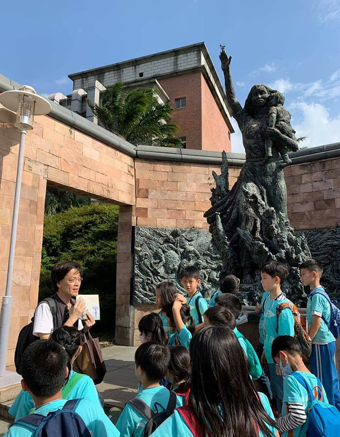洪國雄老師帶小學生走一趟藝術文學地景之旅。
