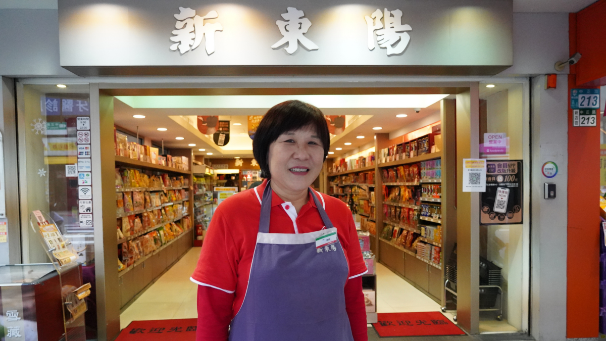 無畏投履歷被拒絕300次，62歲的她靠這些特質，成功打開新東陽店長和顧客的心