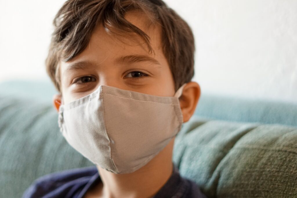 家有12歲以下孩童有防疫需求，家長可請「防疫照顧假」