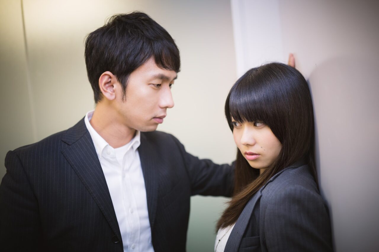 Read more about the article 拒絕職場性騷擾！常見4種性騷擾行為、3大管道求助不姑息