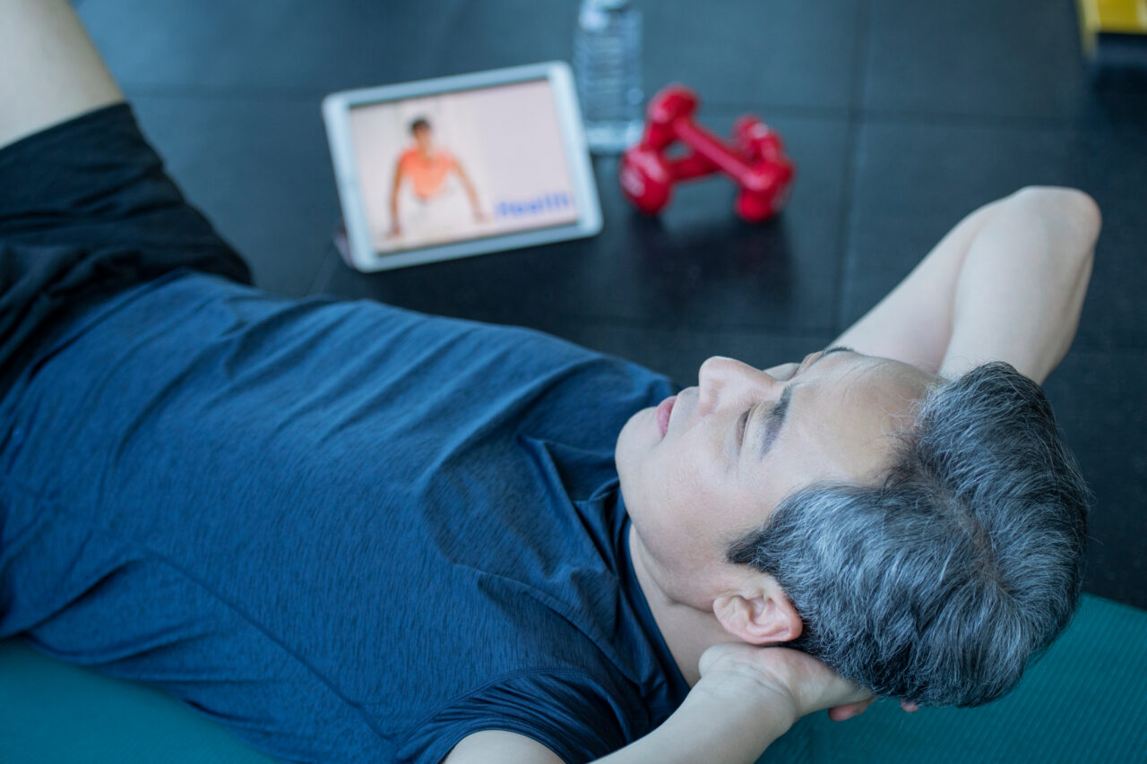 Read more about the article 退休老總年逾70，單槓、滾輪、下腰雙掌著地都難不倒他！｜高年級不打烊 EP82