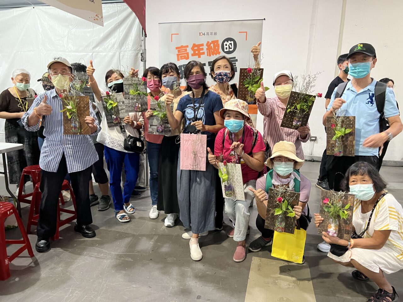 Read more about the article 北市重陽慢老生活節｜104高年級老師展現活力，帶領熟齡手作玩創意、手機使用再升級