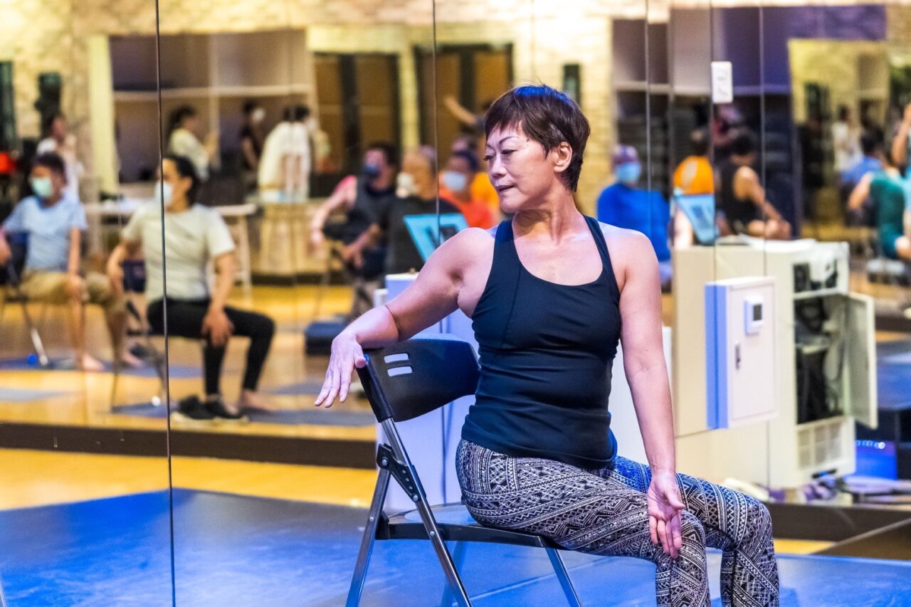 Read more about the article 70＋瑜珈老師，時尚阿嬤陳冬蓮：運動讓我展現自信，銀髮族也可以發光