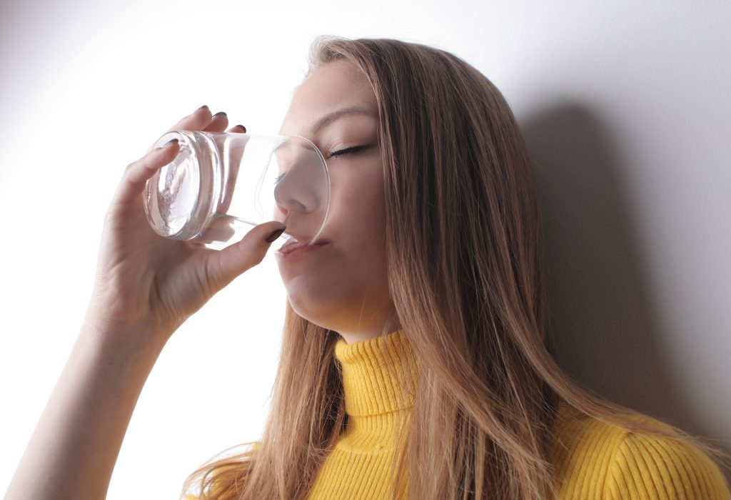 總是口乾舌燥，喝再多水還是很渴？中醫揭「4大缺水體質」你是哪種