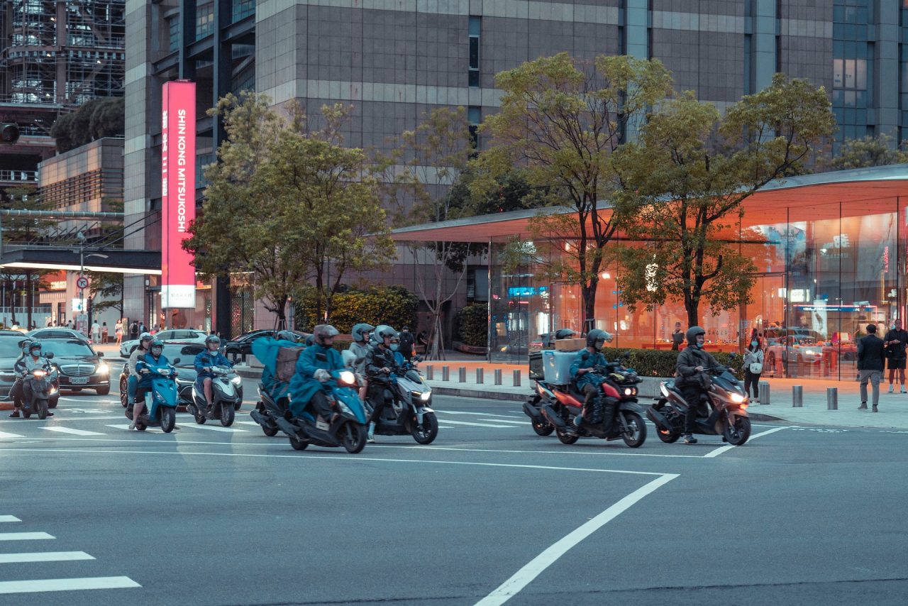 Read more about the article 7月勞動人力需求預估增6萬人，製造業近3年同期最低、營建業同期新高｜職場新訊