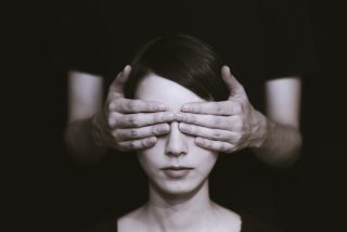摸臉算是性騷擾嗎？