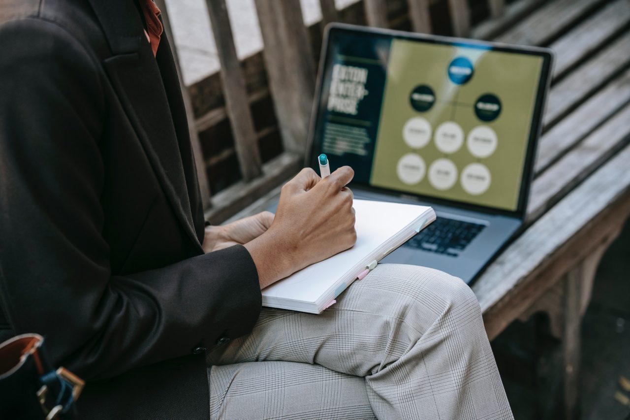 Read more about the article 線上學習成培訓趨勢，企業卻仍面臨育才經費不足、員工參與意願低等困境｜人資F.B.I.報告