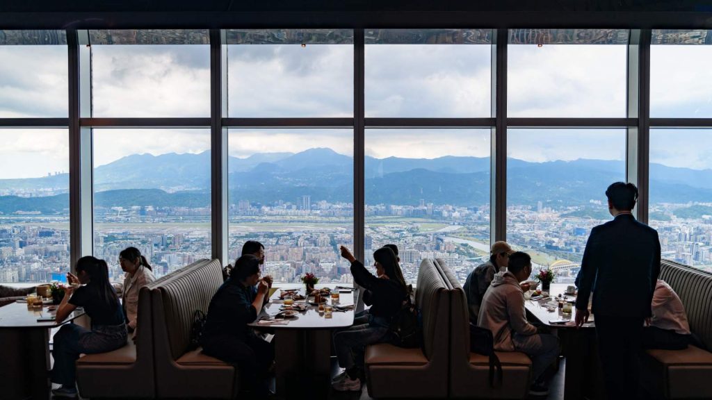 從101大樓出發，饗賓朝高檔餐飲更上層樓。（謝佩穎攝）