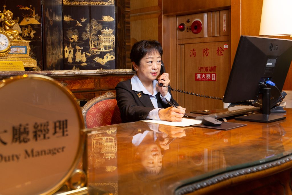 ▲高雄漢來大飯店服務中心執行經理黃敏惠，是台灣唯二取得金鑰匙的女性。