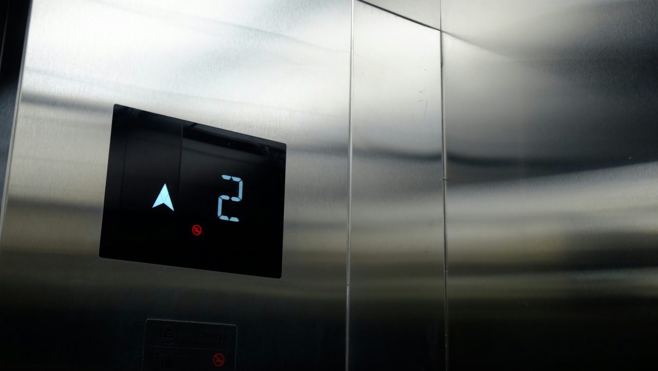 Read more about the article 讓主管按電梯、電梯裡暢聊... 5種「這樣搭電梯很失禮」你中幾項？