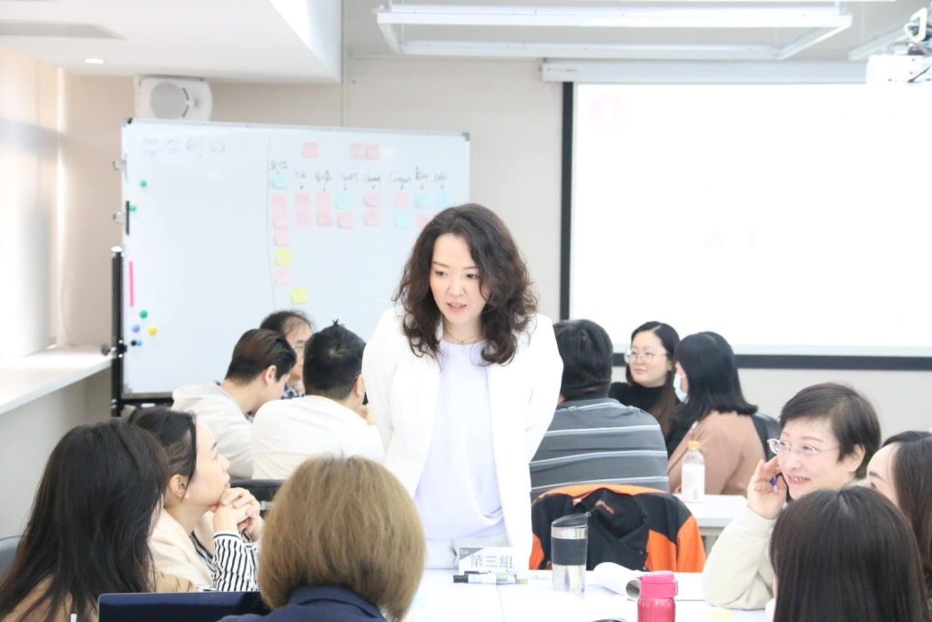 Cynthia 黃馨儀 在粉專「不只是媽媽Cynthia」倡導透過個人品牌，期許幫助台灣更多中小企業和一人公司發展成長，讓台灣創業環境更多元豐富，提供下一代更多元的可能性發揮天賦。