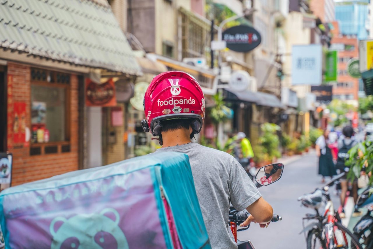 Read more about the article 餐飲外送員與平台業者間之契約關係應如何認定？