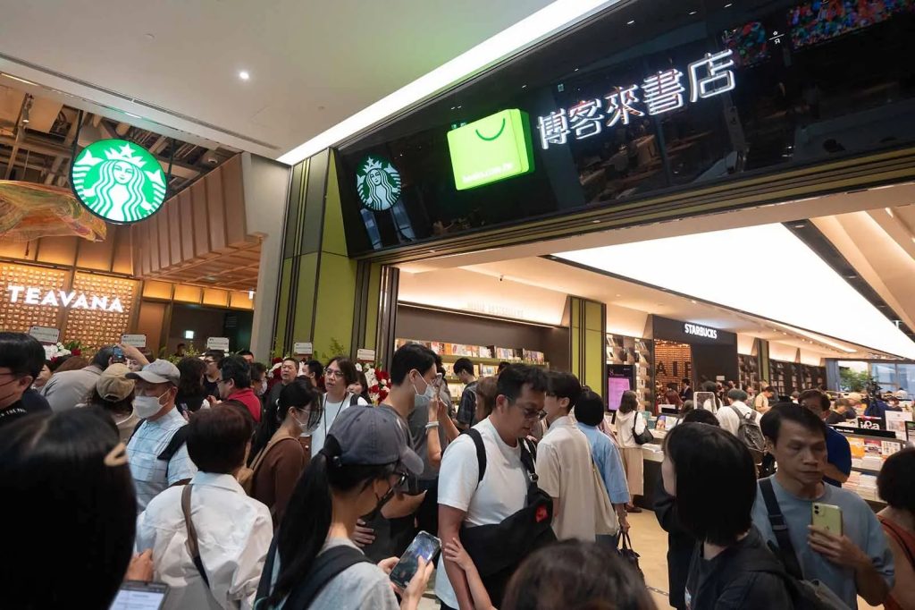 擁有千萬會員的電商平台博客來首家實體店就位於Dream Plaza 6樓、全台最大星巴克的隔壁。（圖／黃明堂攝　由天下雜誌授權轉載）