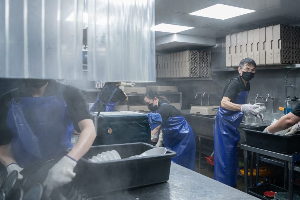 黃偉桐工作時不忘隨時觀察同事進度，只要有人面前髒碗盤堆起來，他會立刻走上前支援，總能馬上排除困難，繼續順暢運作。