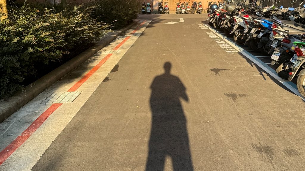 圖／《百工計畫：這個世界上，再也沒有任何工作能嚇倒我，如果有，就閃電換工作》藍白拖／大塊文化© 2025