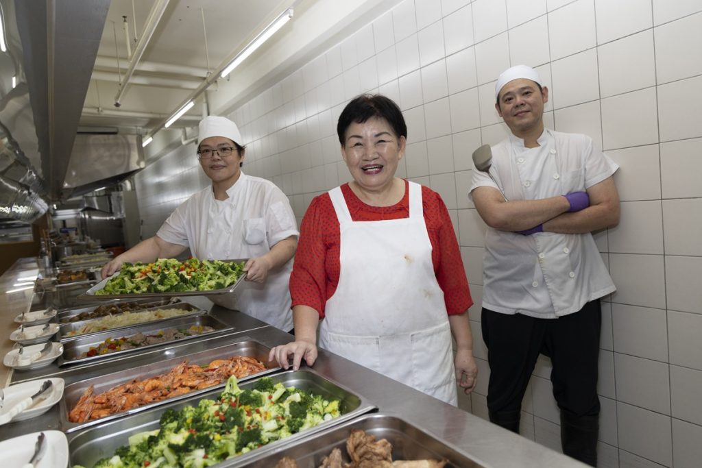 ▲在大豐任職二十多年的餐廳主廚陳玉霞。