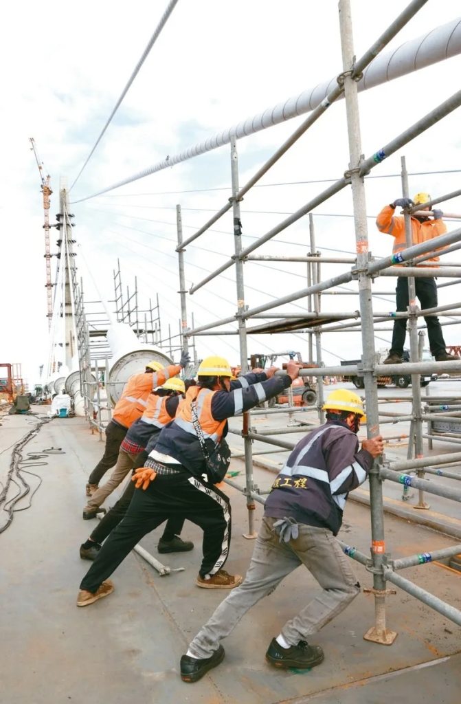 不能沒有你們 淡江大橋靠泰籍移工撐起半邊天。他們戴著頭盔、電焊面罩、手套，「全副武裝」挺過十幾個酷暑和冷冽海風的冬季。記者黃義書／攝影