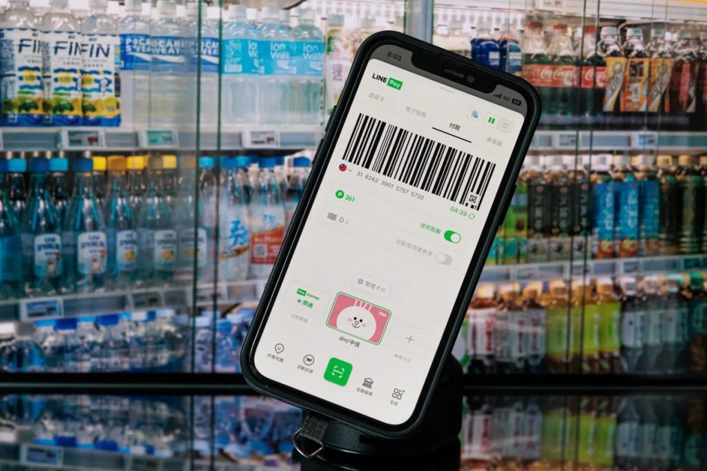 Line Pay背靠Line的高滲透率，以點數為燃料，轉動支付生態系裡的用戶數、支付據點和交易量，找到獲利模式。（莊凱程攝）