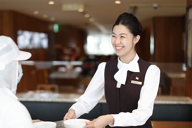 扎實訓練：從上茶、微笑、打招呼開始訓練