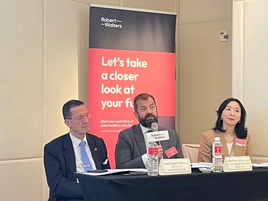 歐洲商會與Robert Walters華德士本周發表2026年台灣人才市場調查，中坐者為Robert Walters台灣總經理John Winter。（圖／劉煥彥攝影　由今周刊授權轉載）
