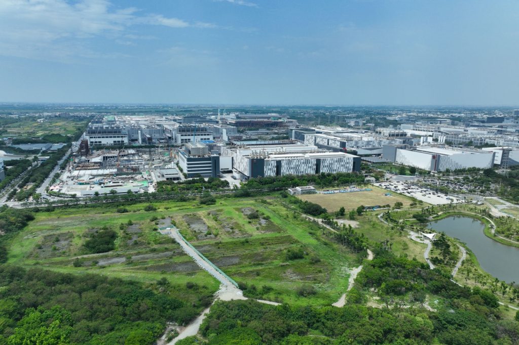 先進製程與先進封裝演化快速，台積不能只有一個人的武林。須仰賴反應快速的本土材料、設備與耗材供應商，建起由在地供應鏈撐起的矽脊梁。（天下資料）