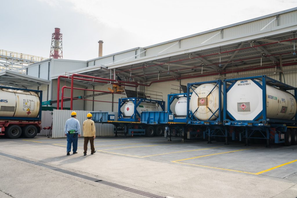 從台塑德山出廠的異丙醇槽車，每輛都須經客戶驗證，才能把關鍵材料送進晶圓廠。（謝寬攝，由天下雜誌授權轉載）