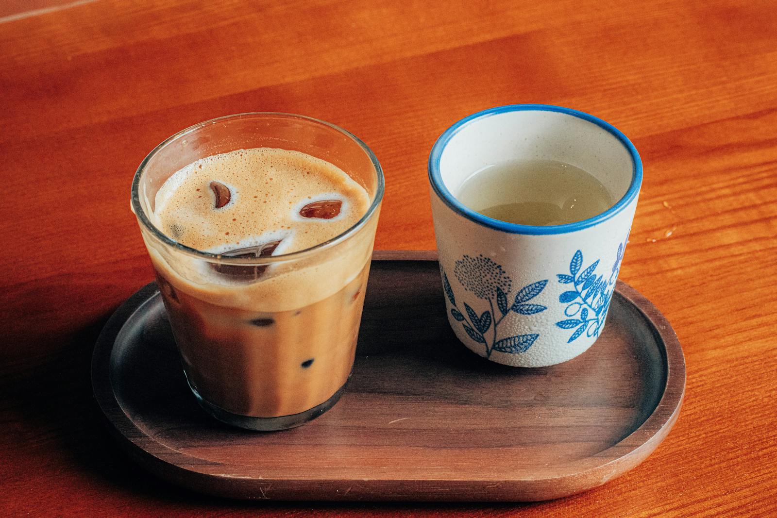 早上喝咖啡還是茶？營養師揭提神差異與健康關鍵