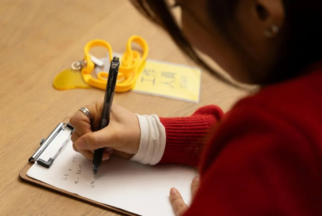 Yunie會隨身攜帶紙板，以便快速做筆記。（圖／王建棟攝，由天下雜誌授權轉載）