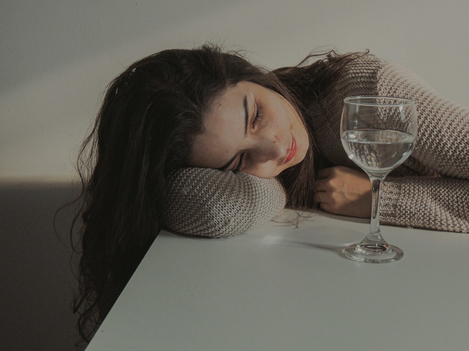 睡前喝酒可以助眠嗎？別傻了！營養師：吃對「這3類營養素」才有效