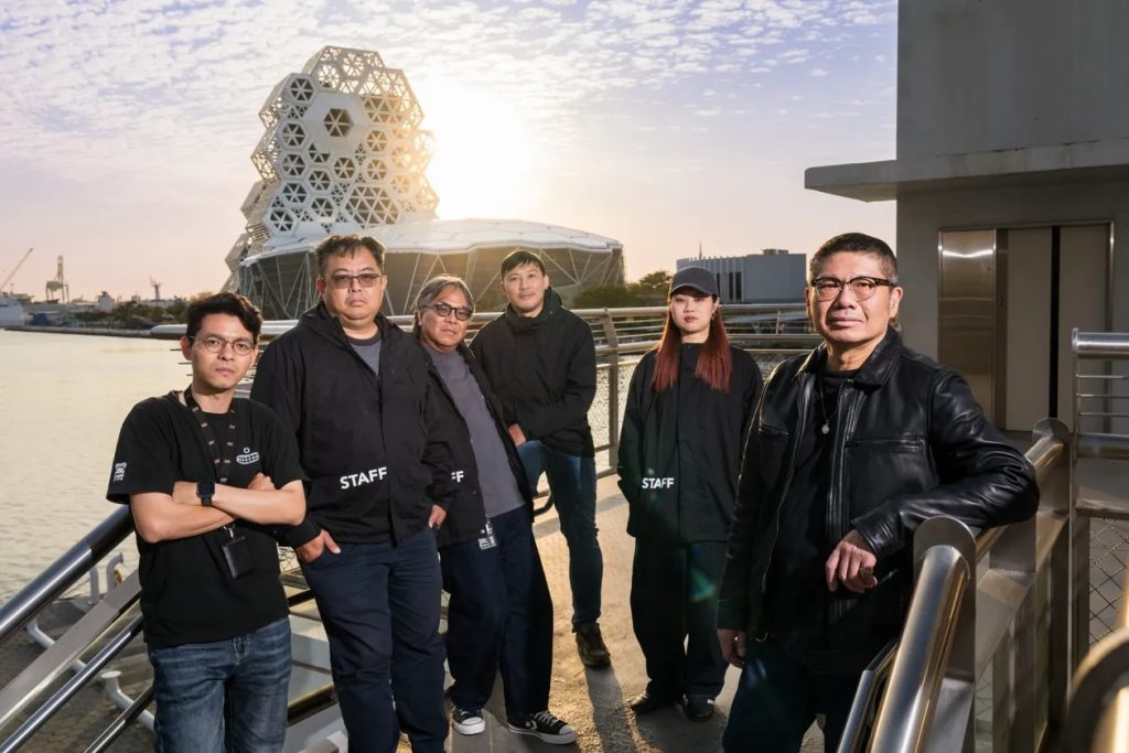 高流執行長丁度嵐(右1)與團隊協助高雄市政府訂出國家體育場的演出使用規範,並提供技術支援。(謝寬攝)