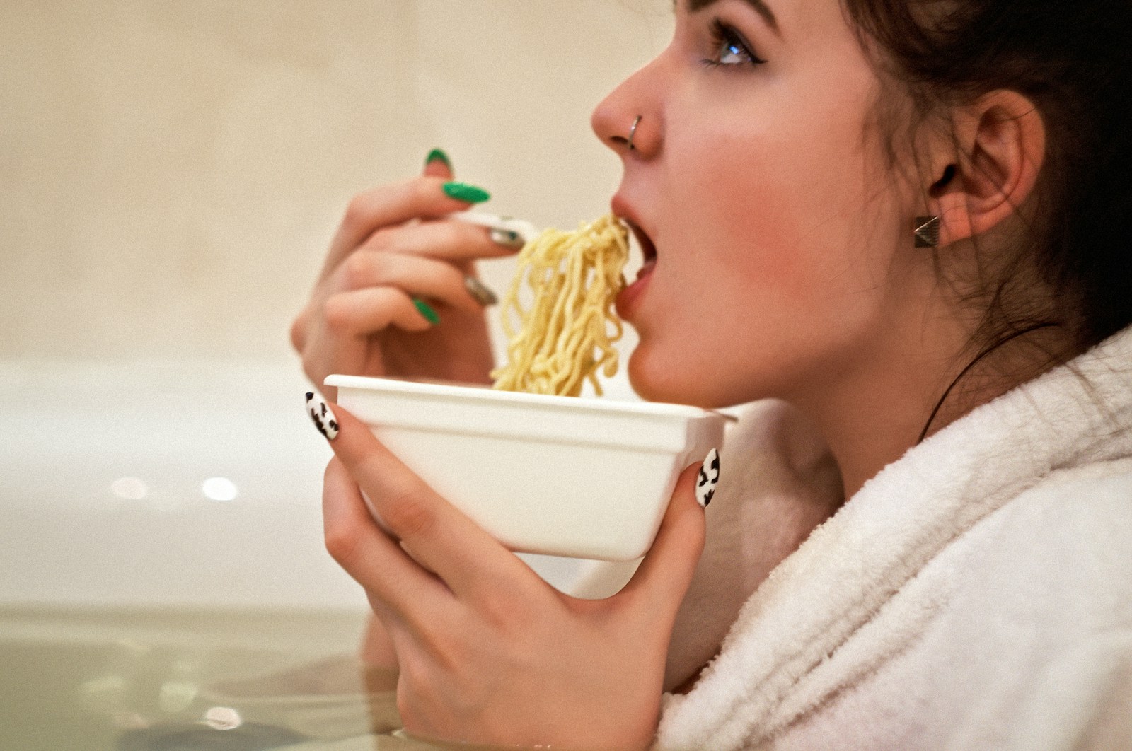 嘴饞怎麼辦？當心睡不飽讓你假性飢餓！醫：難抗拒高脂肪、高碳水食物