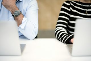 被部屬集體無視、架空職權…主管該如何面對反向職場霸凌？