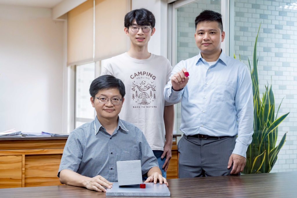 清華大學材料系教授林皓武(前)率博士生廖子豪、博士莊詠棠(後排左、右)研發出全球最亮室溫單光子源。