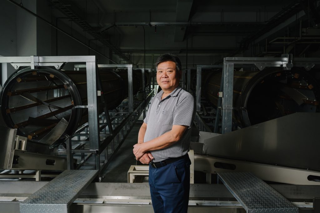 周文裕與全球首座AI全自動製茶廠。