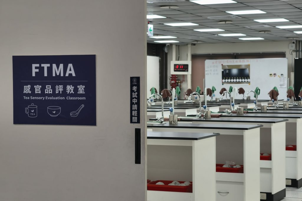 桔揚旗下「福爾摩沙調茶師研習所」與茶改場合作開設茶葉感官品評檢定課,成為全台首個受委託的民間考照單位。