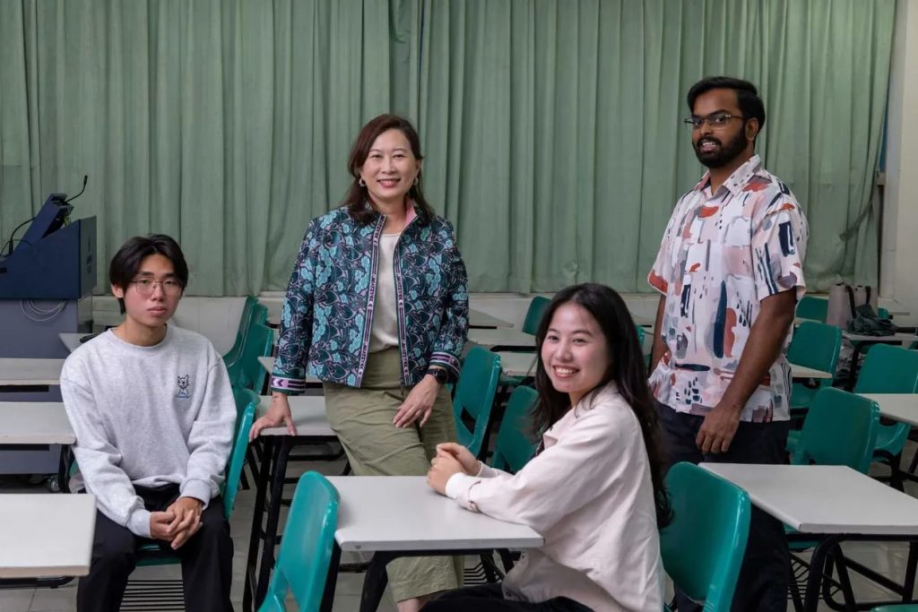 左起為印尼學生張光良、國際長葉穎蓉、越南學生Nancy、印度學生馮睿霖。