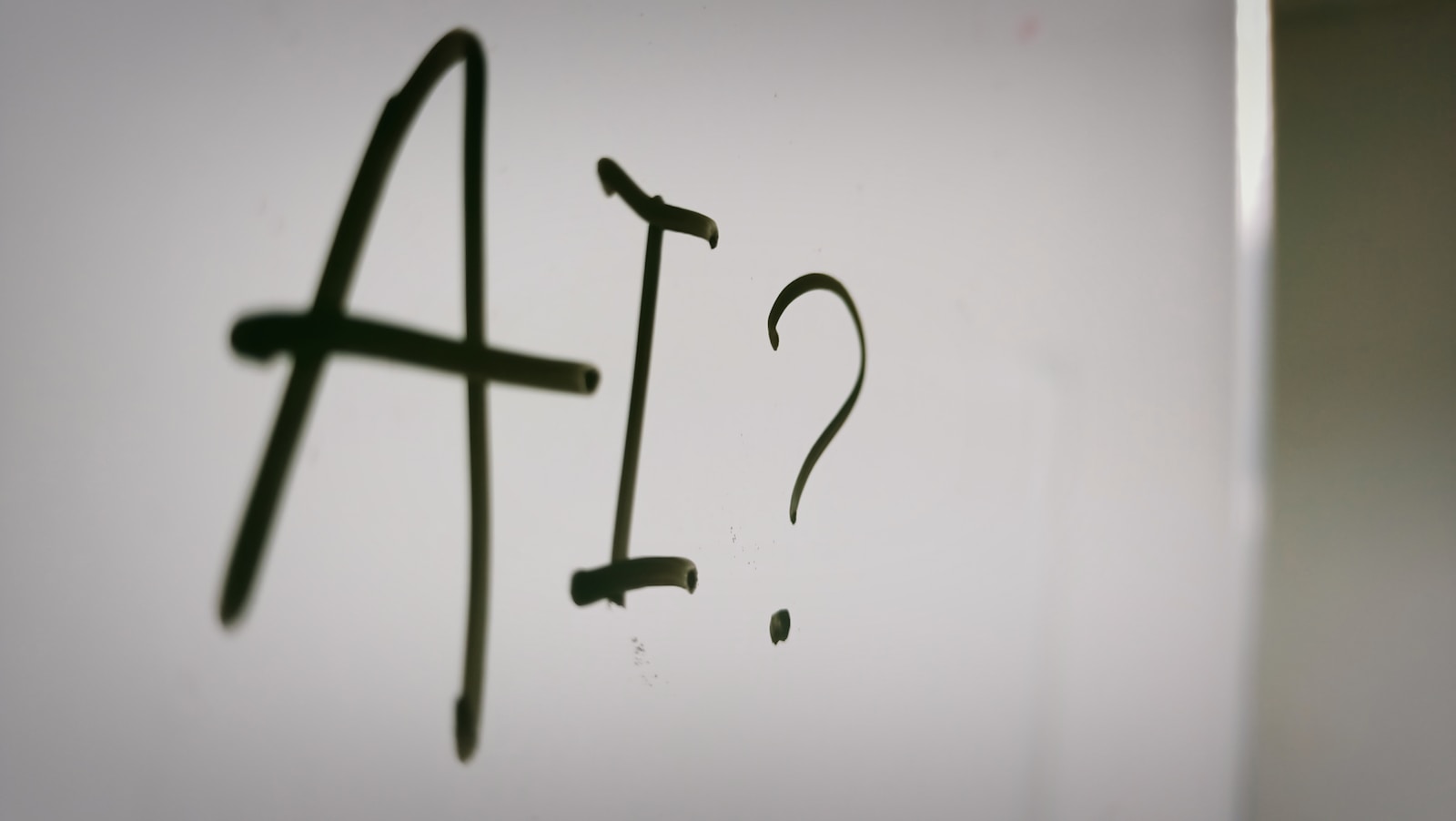 當大家都在瘋AI，你要怎麼贏？報告顯示：聰明人都回頭學這老派技能！