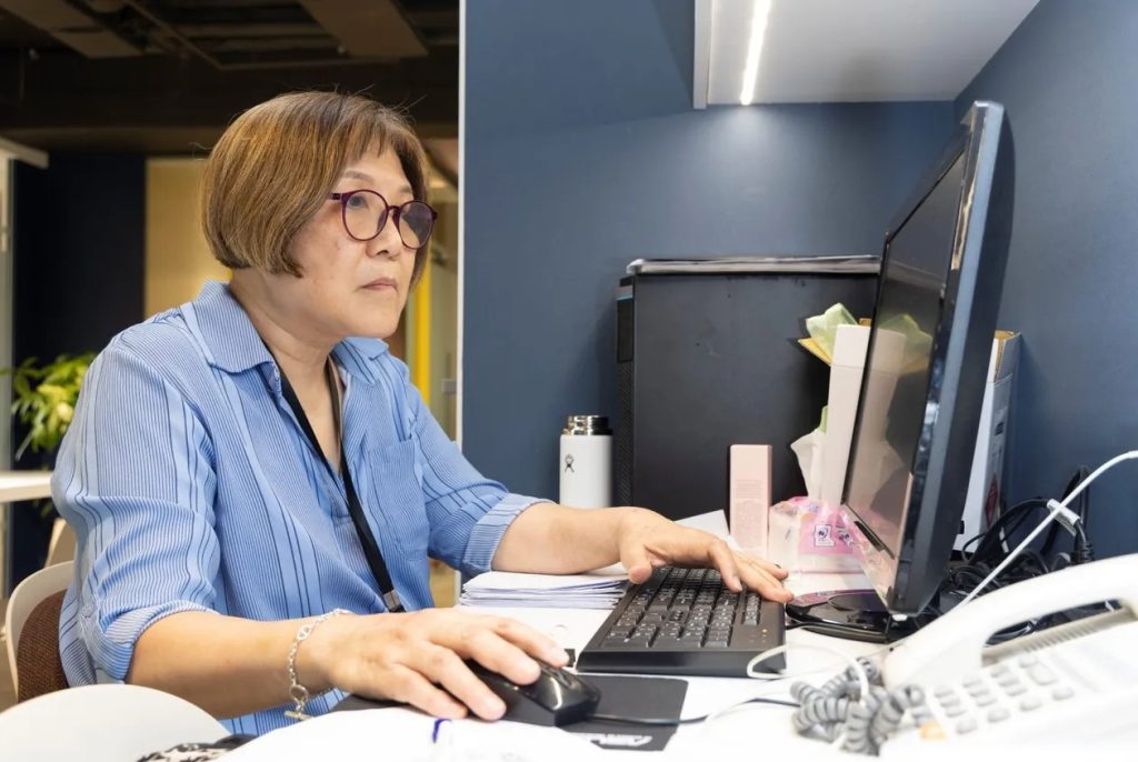 5年換4份工作,戴娜重新從門市兼職做起,表示只要經驗在,就會一直做下去。(圖/廖祐瑲攝,由天下雜誌授權轉載)