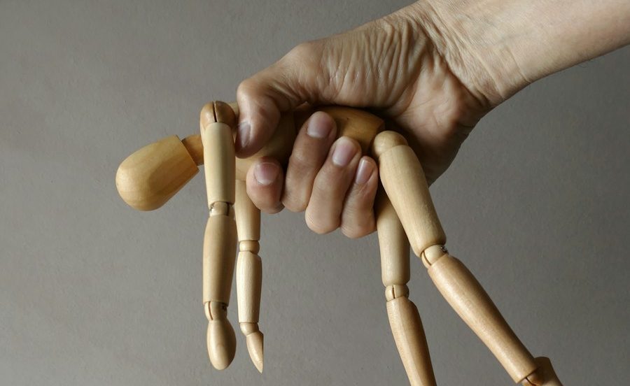 管太寬了吧！同事愛下指導棋又挑刺？剖析背後心態、3招建立防線不內耗！