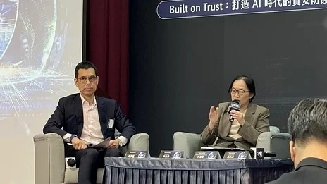 玉山科技協會理事長施宣輝主持「2026 年 AI × Cyber Security 企業營運韌性論壇」，邀數位發展部政務次長侯宜秀分享政府看法。記者王郁倫／攝影